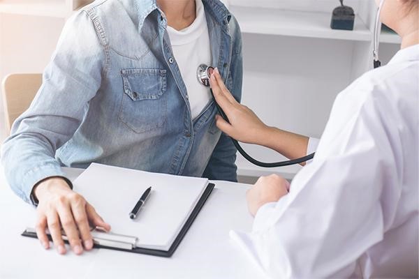 برای درمان درد قفسه سینه از پزشکان متخصص کمک بگیرید