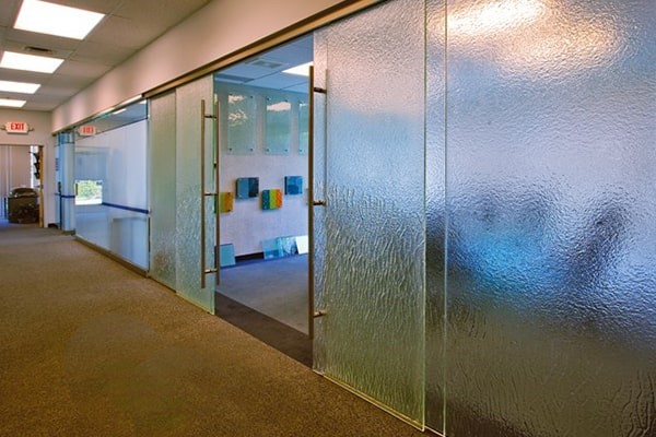 استفاده از پارتیشن های شیشه ای فریم لس و قاب دار در دفاتر کاری