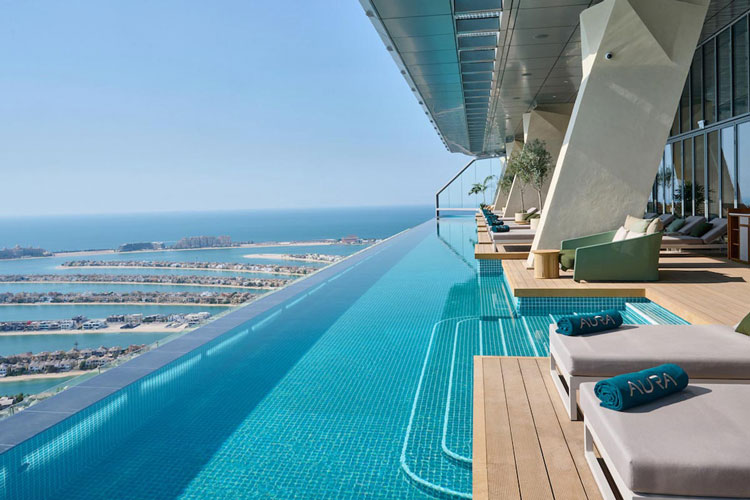 نمایی از استخر اینفینیتی دبی