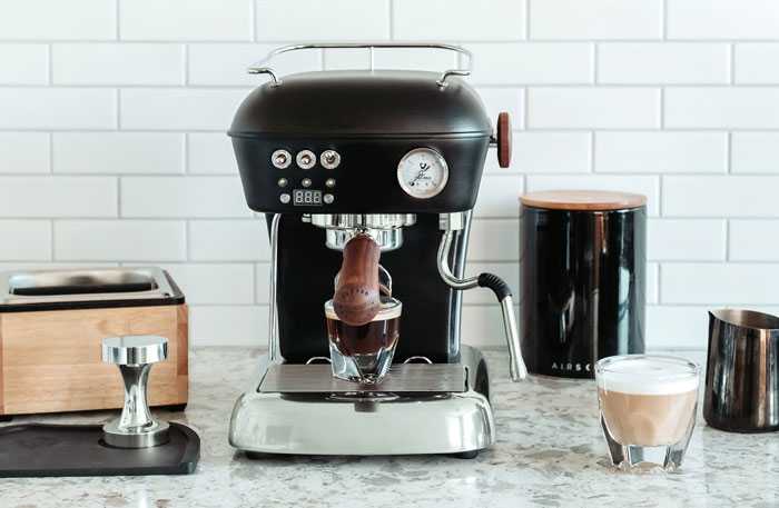 برای تمیز کردن دستگاه قهوهساز ، میتوانید این مراحل را دنبال کنید: