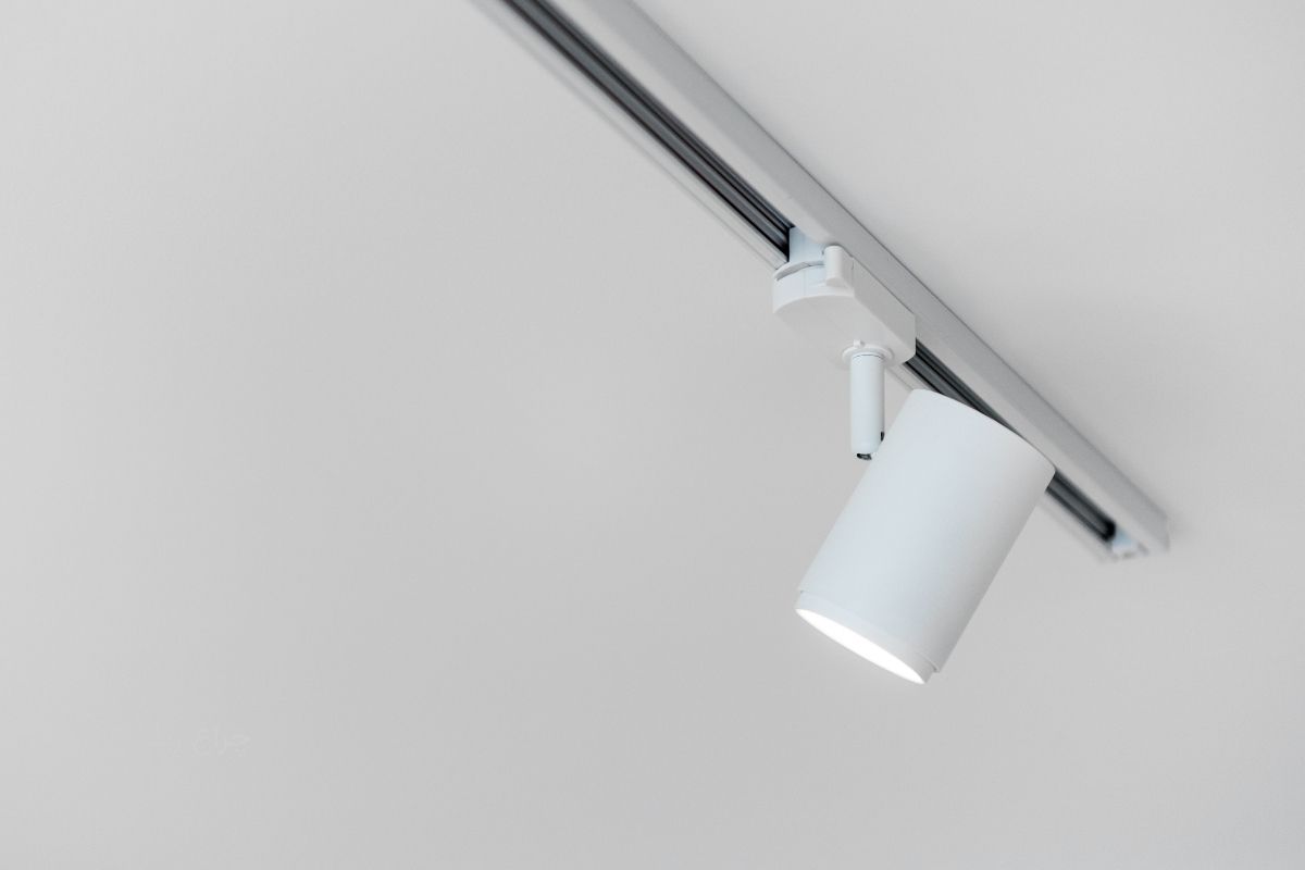 نورپردازی سقف با چراغ ریلی