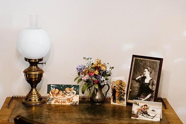  ایده چیدمان میز خاطره: استفاده از آباژور برای سبکهای روستیک و کلاسیک