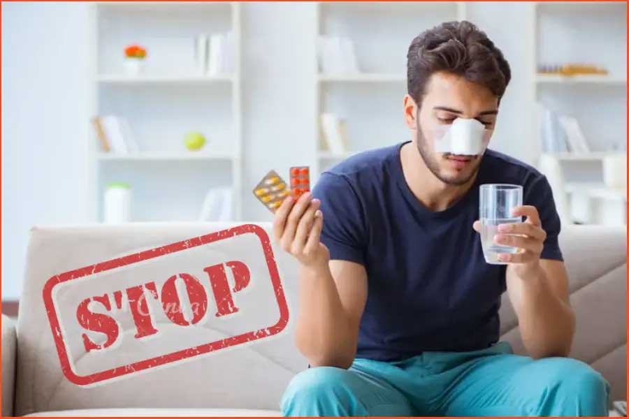 استفاده از کمپرس سرد برای کاهش خونریزی بعد از ضربه به بینی عمل شده