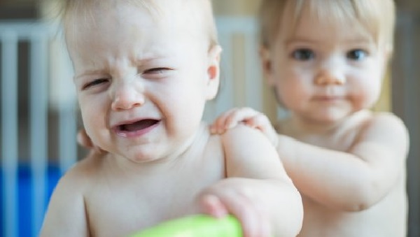 علت دل درد نوزادان و کودکان چیست؟ + درمان دل درد کودکان