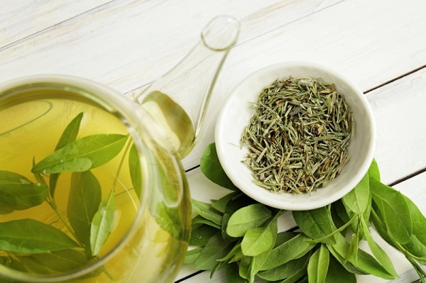 چای سبز برای رفع جوش های پشت و شانه