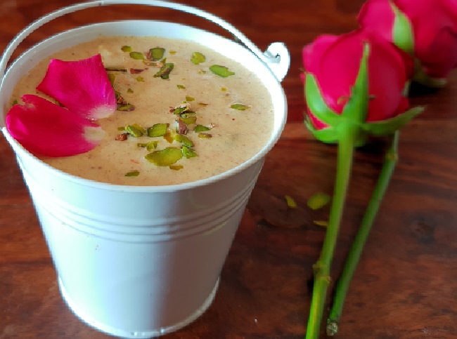 چطور "فرنی" مجلسی و خوشمزه با آرد برنج برای 2 نفر درست کنم؟