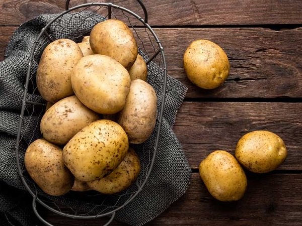 از بین بردن خال با استفاده از سیب زمینی