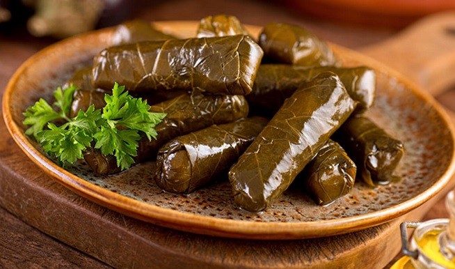 طرز تهیه دلمه برگ مو برای 4 نفر + آموزش درست کردن چاشنی دلمه