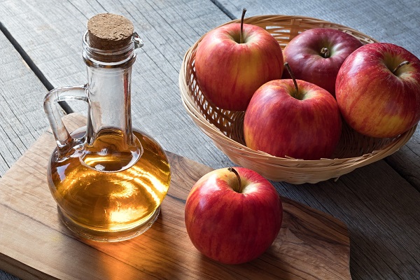 سرکه سیب طبیعی برای درمان پای ورزشکار 