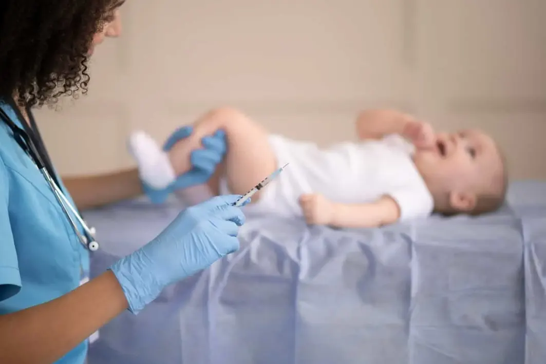 استفاده از لباس مناسب در واکسن نوزاد