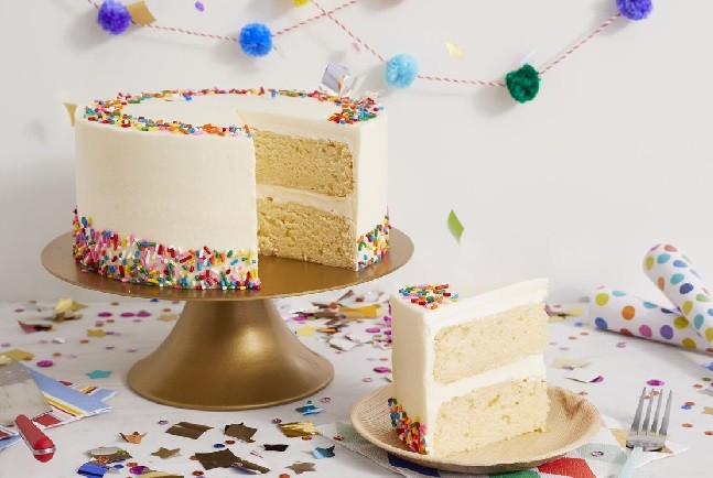 طرز تهیه کیک تولد خامه ای ساده و خانگی با تزیین کیک