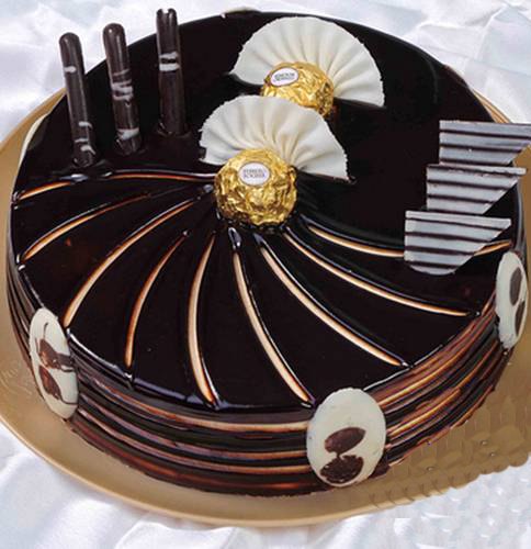 تزیین کیک شکلاتی-مدلهای تزیین کیک شکلاتی-تزیین کیک شکلاتی ساده و شیک-تزیین کیک شکلاتی ساده خانگی