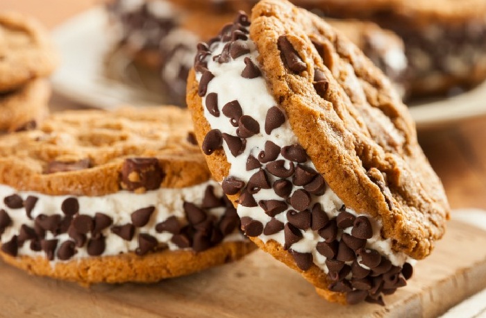 طرز تهیه "کوکی شکلاتی با بستنی" + دسر مجلسی "ساندویچ کوکی با بستنی"