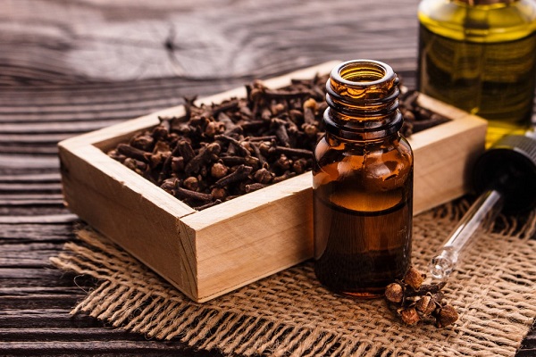 روغن میخک برای رفع تب خال