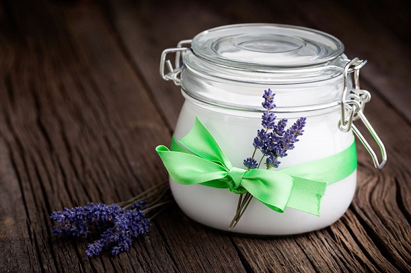 کرم اسطوخودوس ، روغن نارگیل و آلوئه ورا برای رفع ترک پا