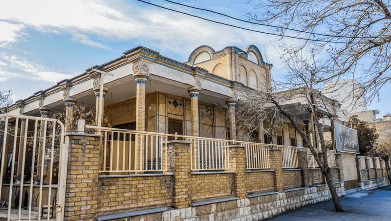 قلعه حاج وکیل؛ عمارت کلاه فرنگی اراک