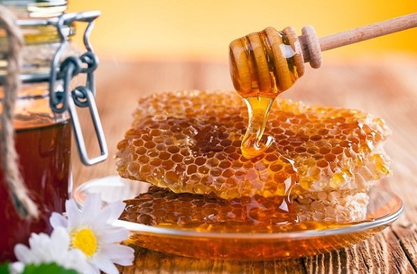 عسل برای کمک به درمان انواع مشکلات پوستی از جمله کلوئید استفاده می شود