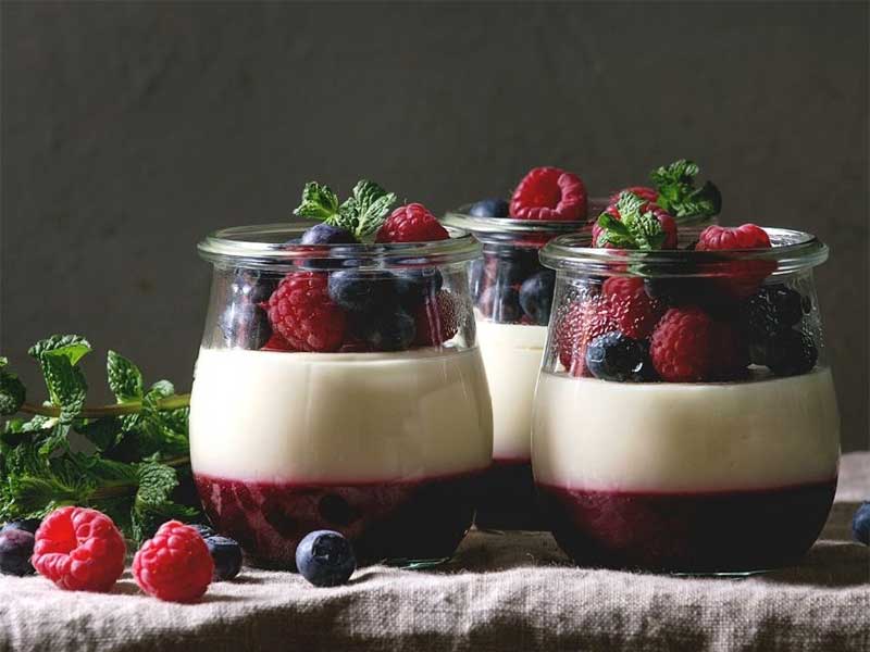 دسر یخچالی برای شب یلدا-طرز تهیه دسر شب یلدا با ژله قرمز-اموزش دسر شب یلدا-دسر شب یلدا با بیسکویت پتی بور