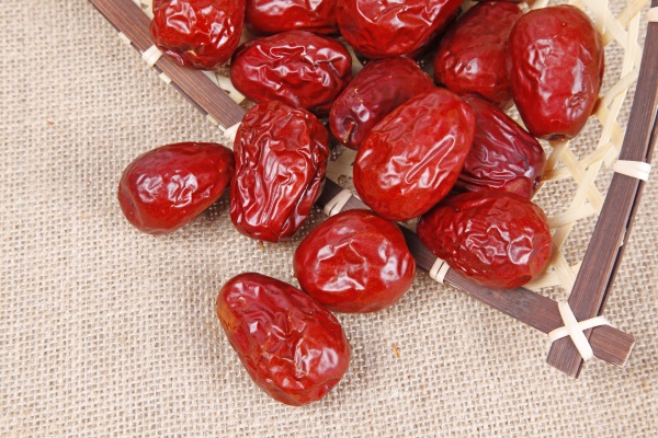 فواید غذایی و دارویی عناب + جدول ارزش غذایی