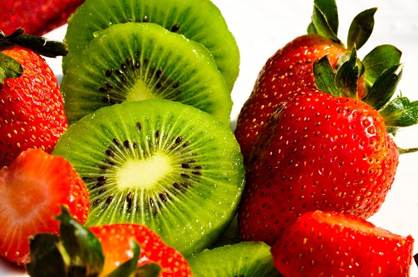 ماسک کیوی و توت فرنگی برای رفع کک و مک