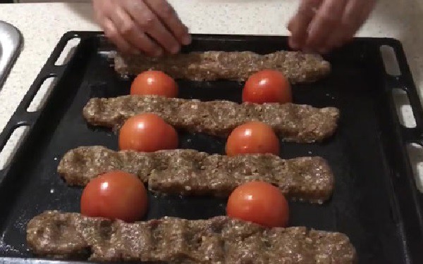 چطور "کباب کوبیده" را در فر درست کنم؟ + مواد لازم برای 4 نفر
