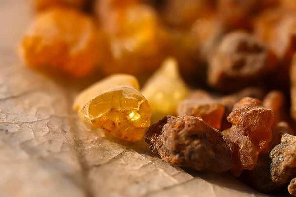 استفاده از مُرّ برای درمان کیست موکوسل لب و دهان