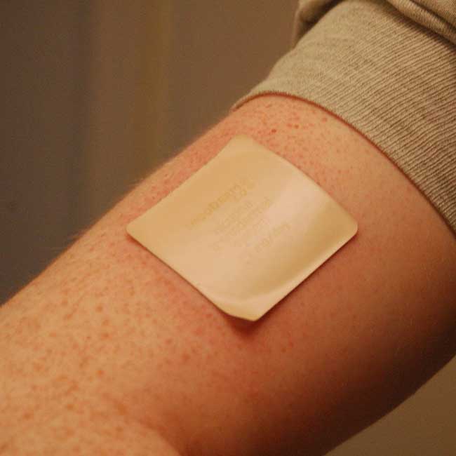 چسب های نیکوتین بعد از چسباندن بر روی پوست