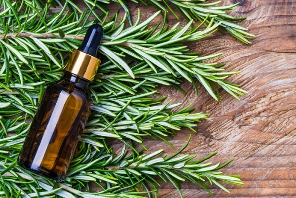  روغن چوب سدر و روغن رزماری برای رفع درماتیت سبوره