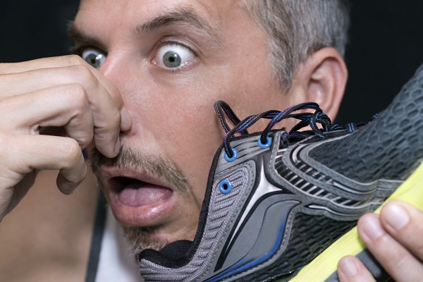 از بین بردن بوی بد پا و کفش با 15 روش گیاهی و خانگی