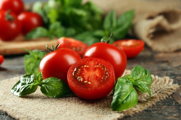 گوجه فرنگی برای رفع کک و مک