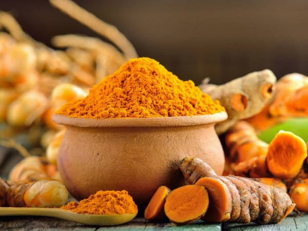 زردچوبه برای رفع جوش های پشت و شانه