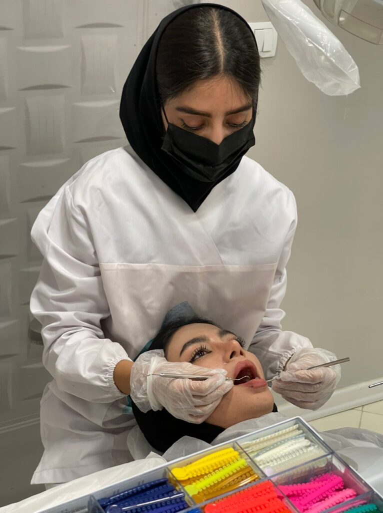 دکتر کوثر عزیزلو - جراح دندانپزشک متخصص ارتودنسی