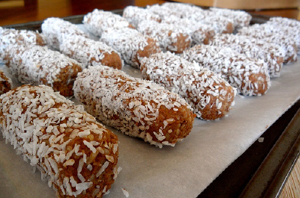  خمیر را به شکلهای دلخواهتان درآورده ، بعد از آن در پودر نارگیل بغلتانید