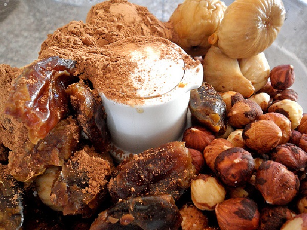 فندق ، انجیر ، خرما ، پودر کاکائو و آب را در غذاساز بریزید تا باهم کمی مخلوط شوند