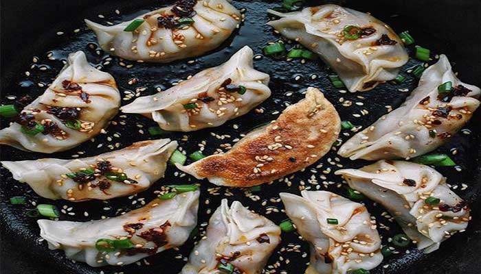 طرز تهیه پیراشکی با قارچ و سوسیس به روشی سریع و خوشمزه